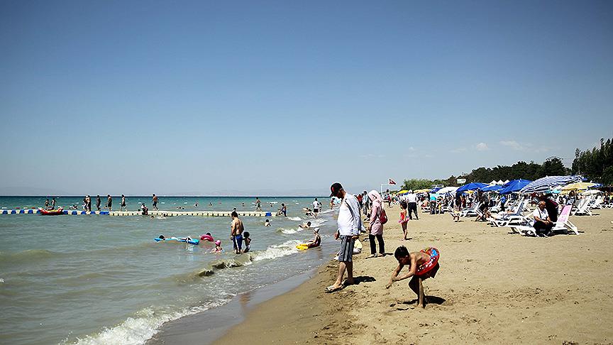 Van Gölü kıyısında halk plajı açıldı
