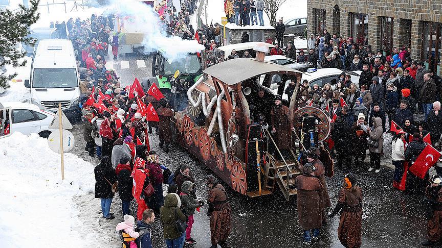 Belçika nın  Türk köyü nde karnaval coşkusu
