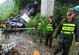 Çin de feci otobüs kazası!