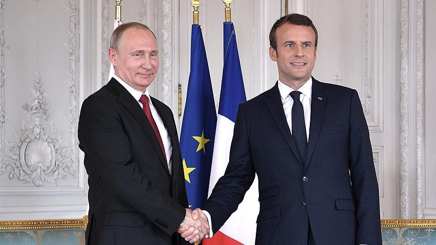 Macron, başkanlığa yeniden seçilen Putin i tebrik etti