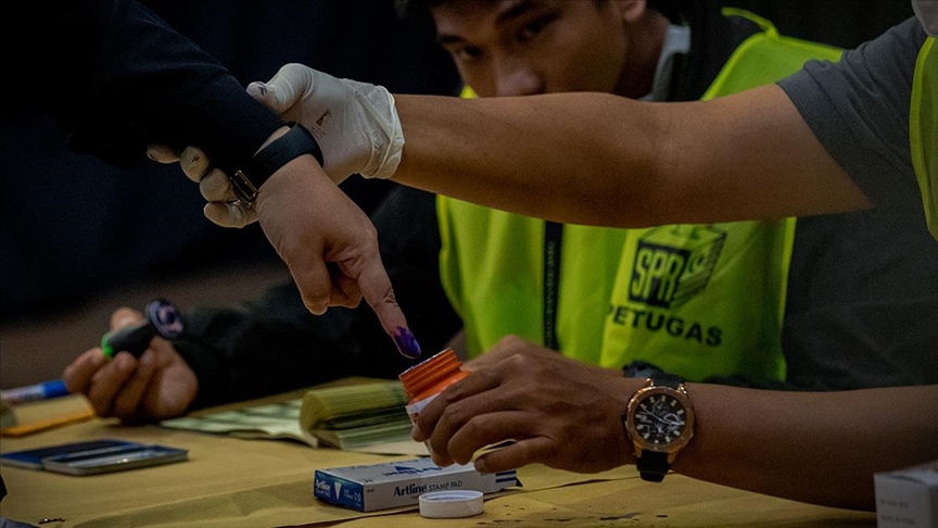 Malezya da 15. genel seçim için oy kullanma işlemi başladı