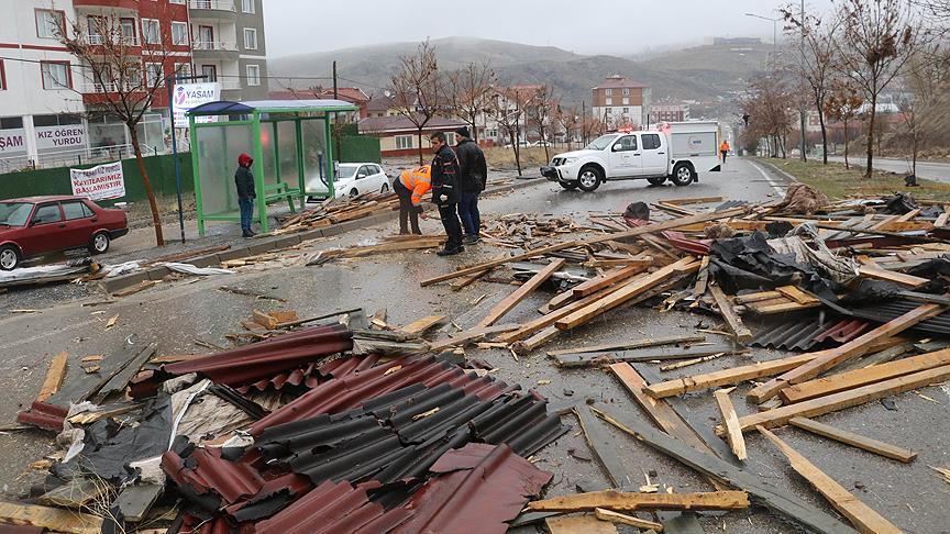 Yozgat ta şiddetli rüzgar çatıları uçurdu