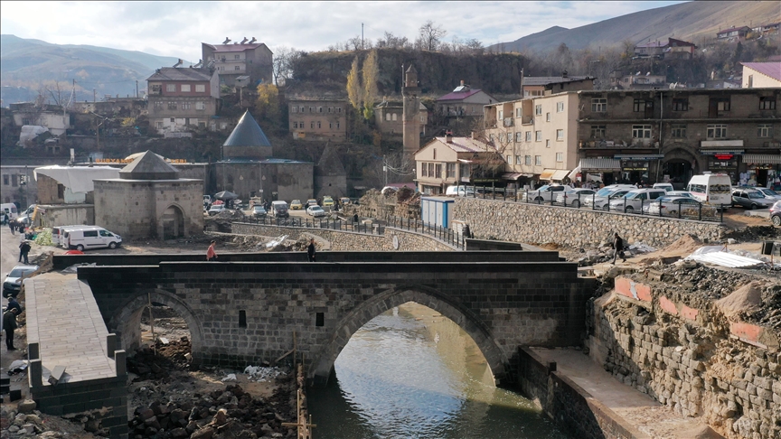 Bitlis te tarihi köprülerin restorasyonu sürüyor