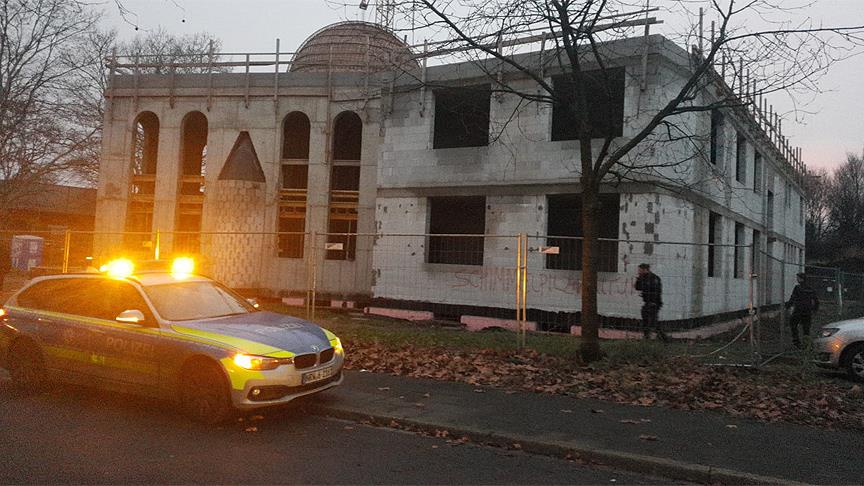 Almanya da camiye boyalı saldırı