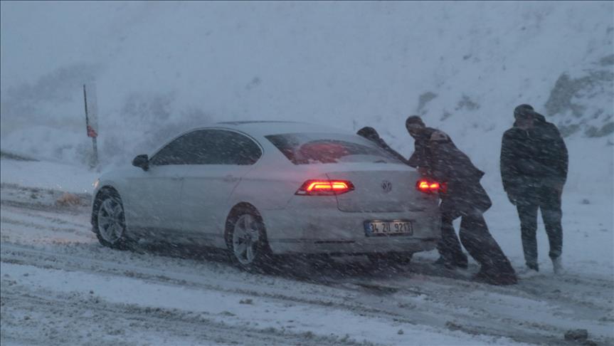 Erzincan da kar yağışı ulaşımı olumsuz etkiledi