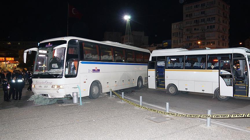 İzmir de tur otobüsü kaldırımdaki yayalara çarptı: 1 ölü, 3 yaralı