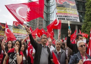 Almanya daki Türklerden protesto!
