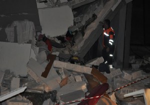 Gaziantep te hasarlı bina çöktü!