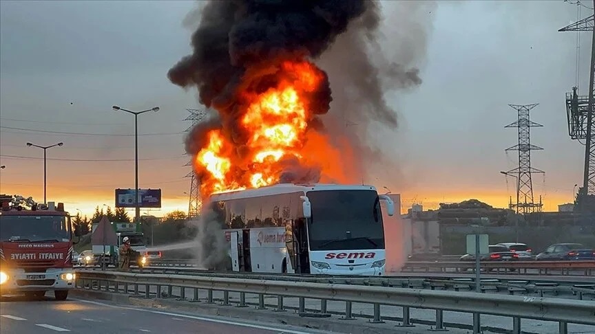 Ümraniye’de iki yolcu otobüsü yandı!