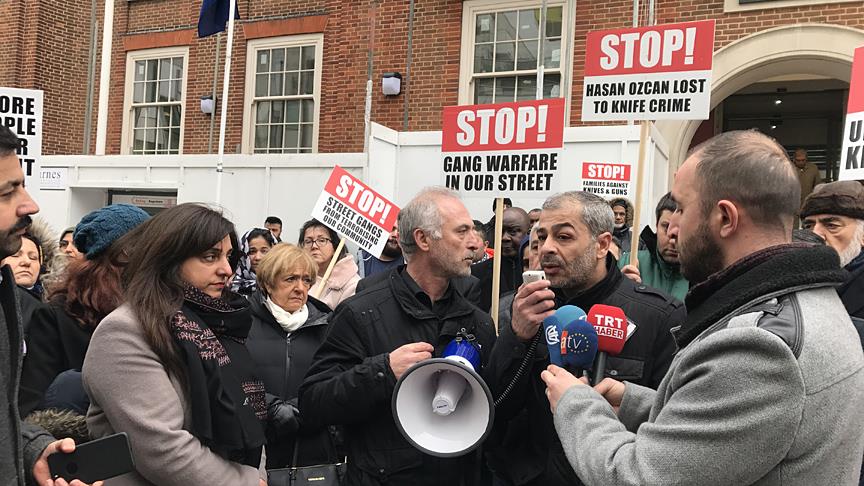 Londra da Türk gencinin bıçaklı saldırıda öldürülmesine tepki