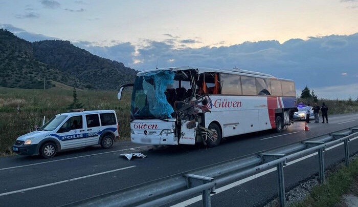 Yolcu otobüsü ile TIR çarpıştı: 2 ölü, 6 yaralı!