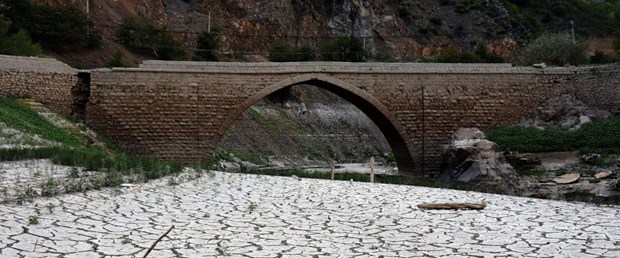 Tarihi köprü sular çekilince yeniden ortaya çıktı