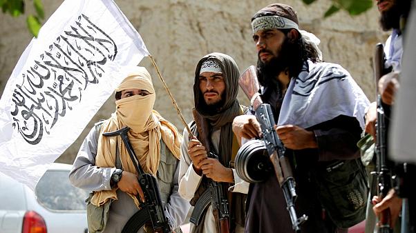 Taliban polis ve askerlere saldırdı