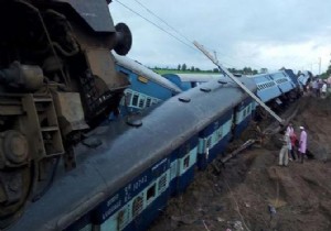İki tren raydan çıktı: 24 ölü