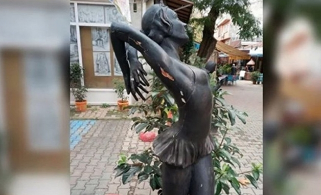 Balerin heykeline tecavüz girişimi