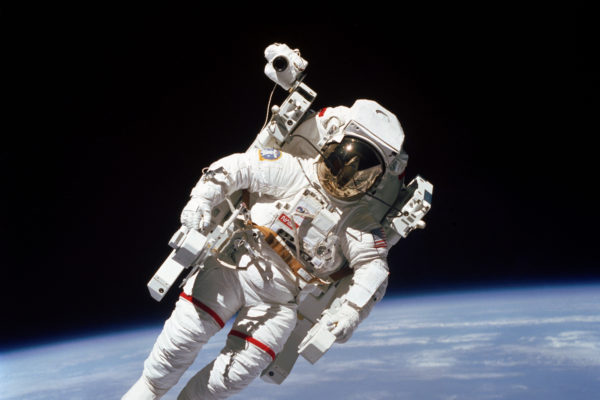 Uzayda serbestçe yürüyen ilk insan öldü