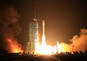 Çin, Ay a İnsansız Uzay Aracı Fırlattı..!!