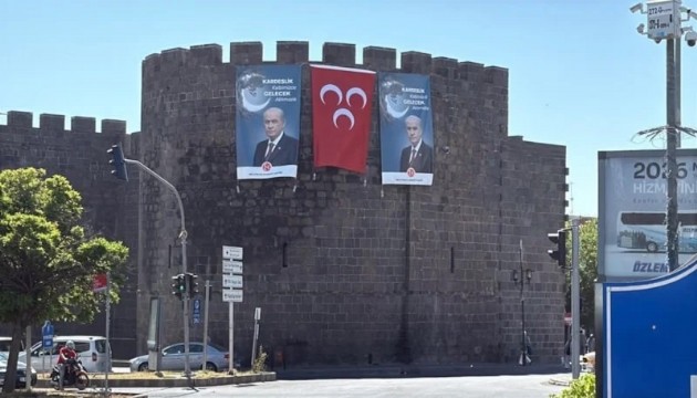 Bah�eli'nin posteri Diyarbak�r surlar�nda