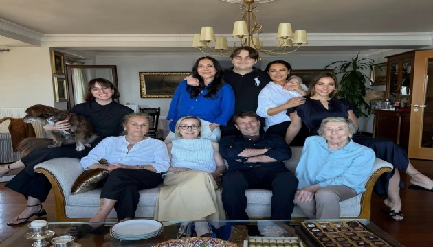 H�lya Av�ar payla�t�! Eski e�lerle bayram ziyareti