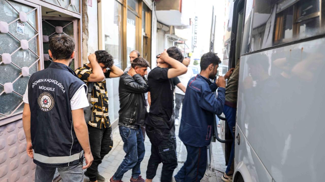 İstanbul’da kaçak göçmenlerin kaldığı 41 eve baskın!