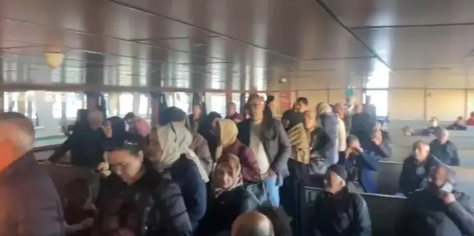 Eminönü-Üsküdar vapuru arızalandı! Yolcular mahsur kaldı