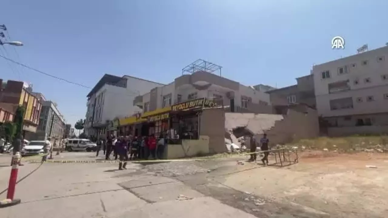 İki katlı binanın duvarı çöktü