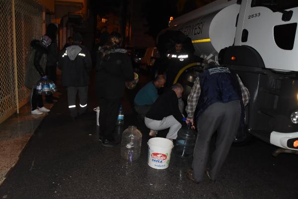 İzmir de su kesintisi! Tankerlerle su dağıtıldı
