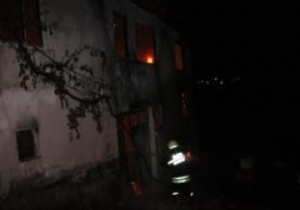 Zonguldak Alaplı da ahşap binada yangın! 1 ölü!