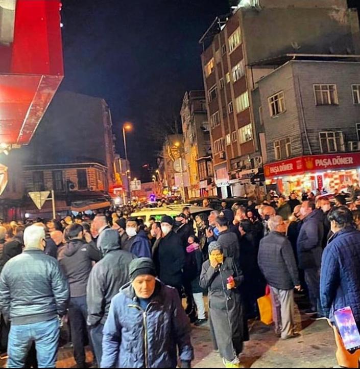 Sokağa çıkma yasağını duyan vatandaşlar marketlere akın etti - 1. fotoğraf