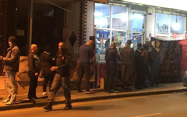 Sokağa çıkma yasağını duyan vatandaşlar marketlere akın etti - 5. fotoğraf