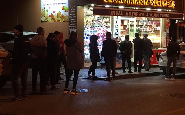 Sokağa çıkma yasağını duyan vatandaşlar marketlere akın etti - 3. fotoğraf