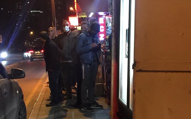 Sokağa çıkma yasağını duyan vatandaşlar marketlere akın etti - 4. fotoğraf