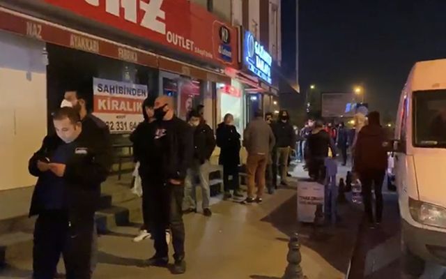 Sokağa çıkma yasağını duyan vatandaşlar marketlere akın etti - 7. fotoğraf