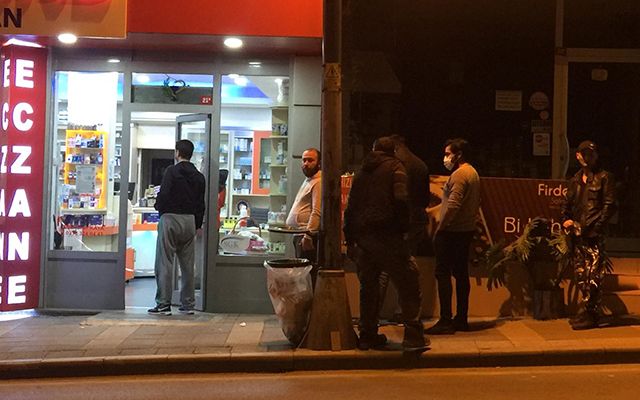 Sokağa çıkma yasağını duyan vatandaşlar marketlere akın etti - 2. fotoğraf