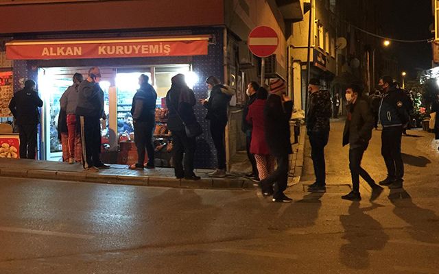 Sokağa çıkma yasağını duyan vatandaşlar marketlere akın etti - 6. fotoğraf