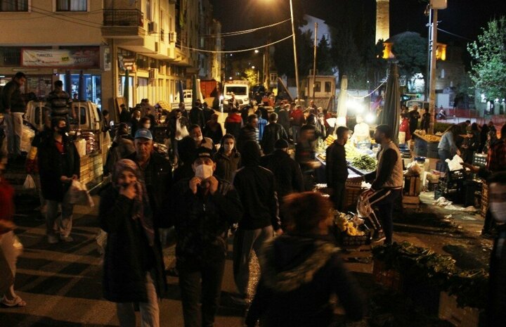 Sokağa çıkma yasağına saatler kala vatandaşlar gece pazarına akın etti - 6. fotoğraf