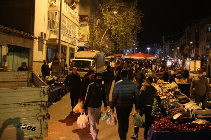 Sokağa çıkma yasağına saatler kala vatandaşlar gece pazarına akın etti - 2. fotoğraf