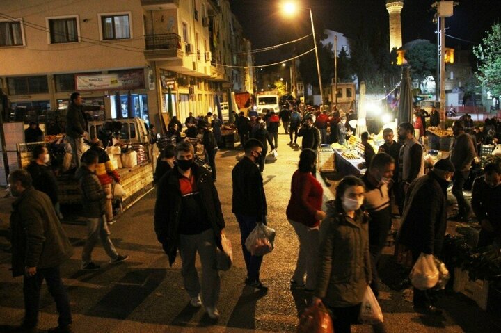 Sokağa çıkma yasağına saatler kala vatandaşlar gece pazarına akın etti - 3. fotoğraf