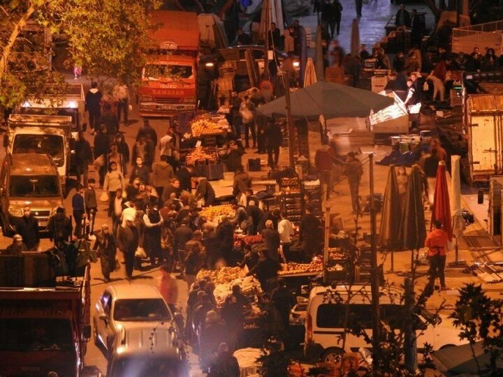 Sokağa çıkma yasağına saatler kala vatandaşlar gece pazarına akın etti - 1. fotoğraf