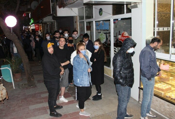 Sokağa çıkma yasağına saatler kala vatandaşlar gece pazarına akın etti - 9. fotoğraf