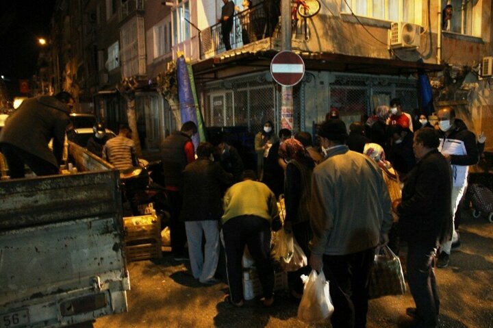 Sokağa çıkma yasağına saatler kala vatandaşlar gece pazarına akın etti - 7. fotoğraf