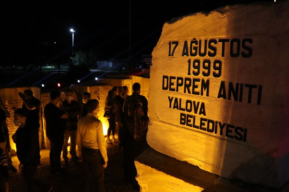 17 Ağustos depreminin yıl dönümünde hayatını kaybedenler törenle anıldı - 6. fotoğraf