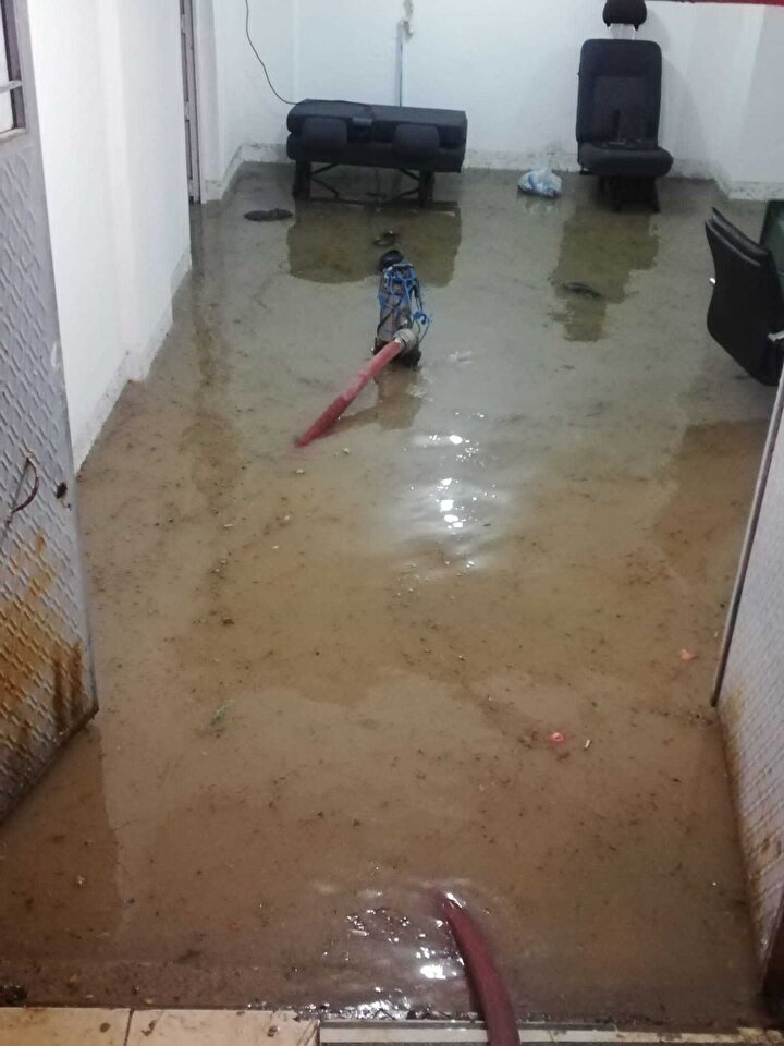 Hortum ve sel dehşeti: Araçlar sürüklendi evleri su bastı - 11. fotoğraf