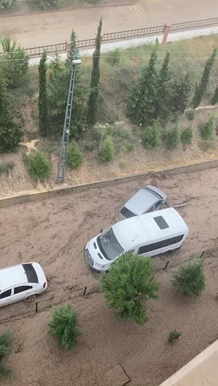 Hortum ve sel dehşeti: Araçlar sürüklendi evleri su bastı - 5. fotoğraf