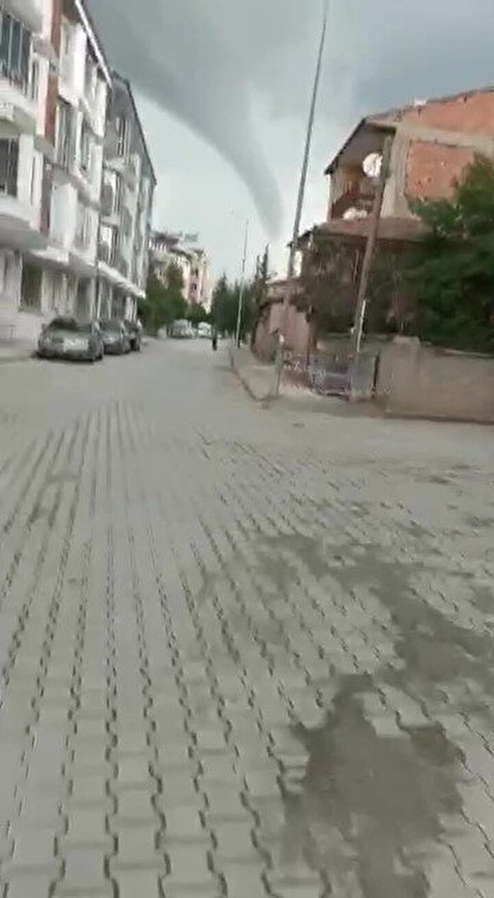 Hortum ve sel dehşeti: Araçlar sürüklendi evleri su bastı - 3. fotoğraf