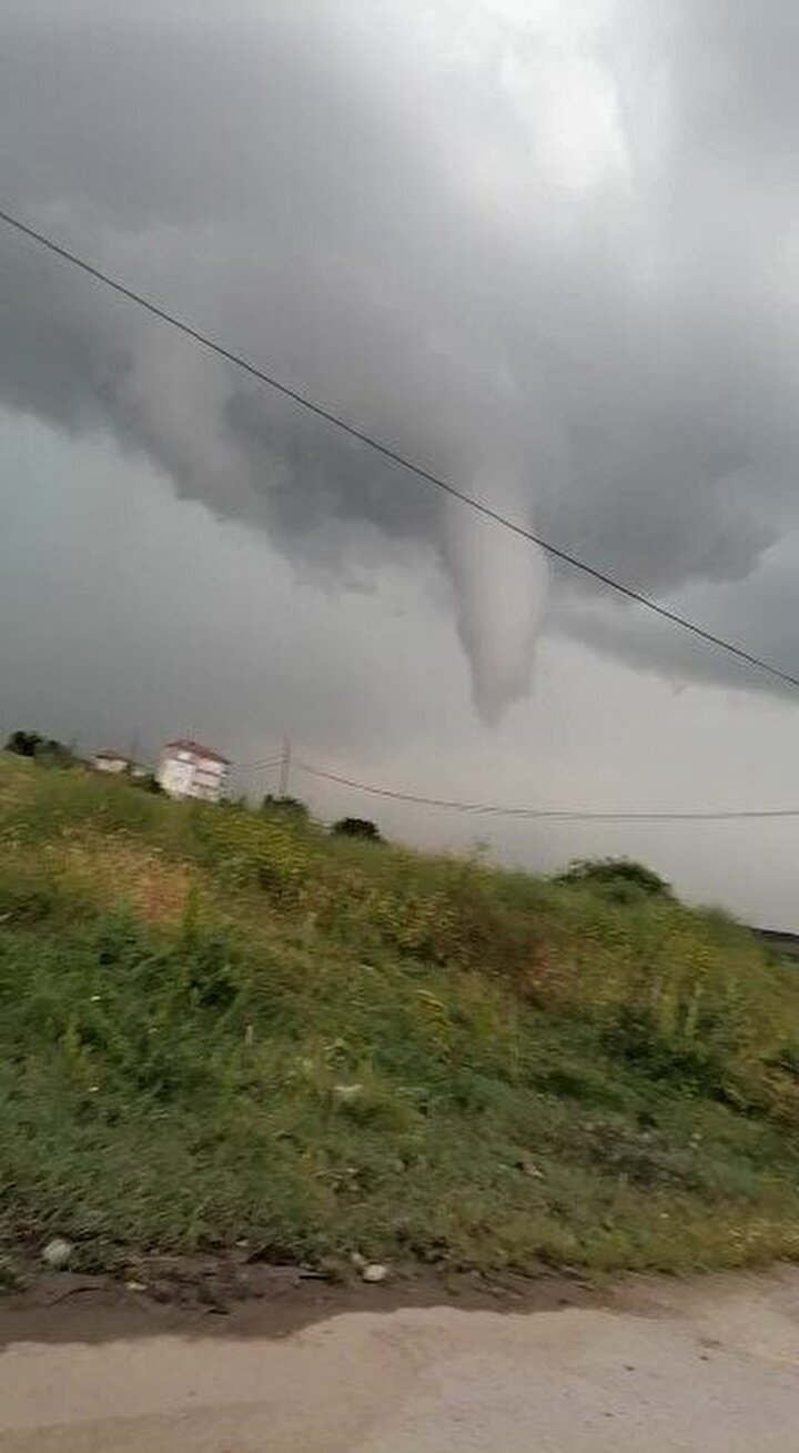 Hortum ve sel dehşeti: Araçlar sürüklendi evleri su bastı - 2. fotoğraf