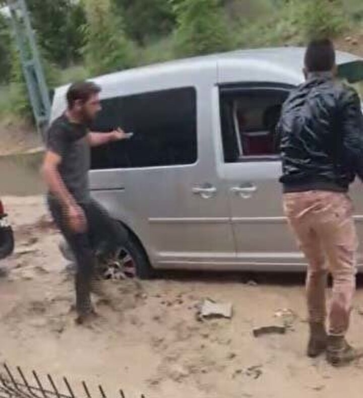 Hortum ve sel dehşeti: Araçlar sürüklendi evleri su bastı - 8. fotoğraf