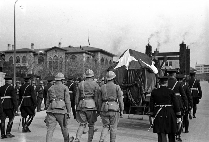 10 kasım 1938 Gününe ait Ulu Önder'in cenazesinden tarihe tanıklık eden fotoğraflar! - 12. fotoğraf