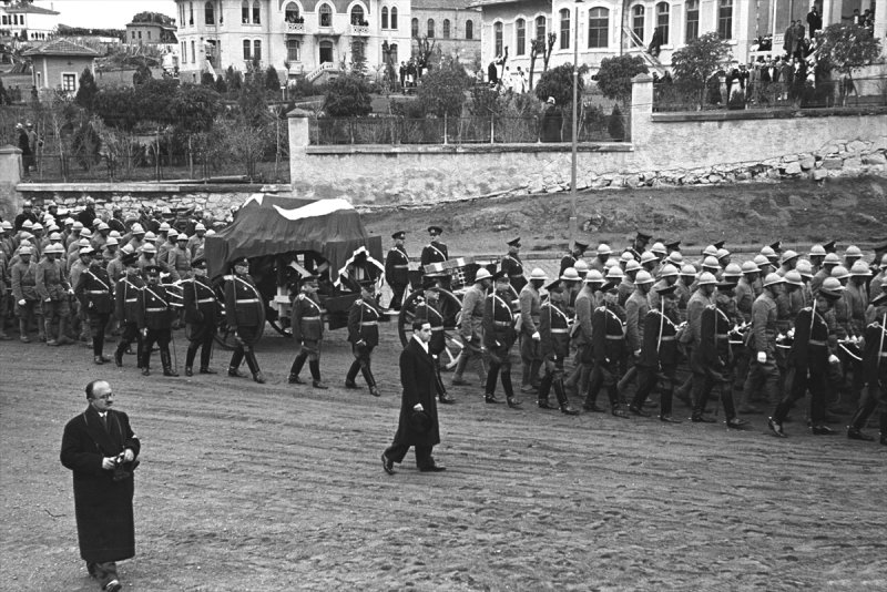 10 kasım 1938 Gününe ait Ulu Önder'in cenazesinden tarihe tanıklık eden fotoğraflar! - 13. fotoğraf