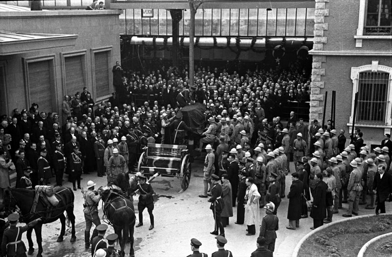 10 kasım 1938 Gününe ait Ulu Önder'in cenazesinden tarihe tanıklık eden fotoğraflar! - 6. fotoğraf